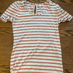 Jessica Simpson maternity shirt